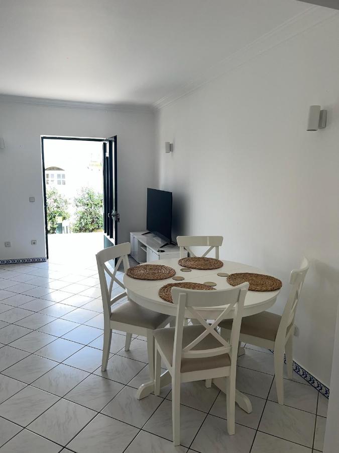Relaxing 2 Bedroom House 5 Minutes Away From Vilamoura Marina Quarteira Exterior photo